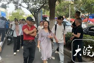 文班亚马今日学习如何打冰球？这一招一式还挺像那么回事儿~